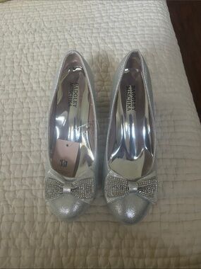 Badgley Mischka silver bow sparkle heeled shoes for girls. Size 2